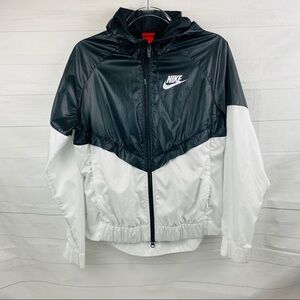 Nike | Women’s light Weight Windbreaker